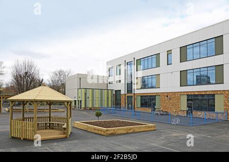 Neu aufgebaute Grundschule in Stockwell, Süd-London, Großbritannien. Außenansicht mit Blick auf Spielplatz und Erholungsräume. Stockfoto