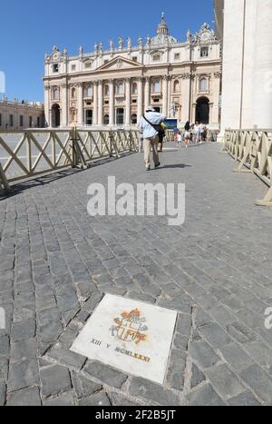 Vatikanstadt, VA, Vatikan - 16. August 2020: Ort der Schießerei markiert durch eine Steintafel auf dem Petersplatz versuchten Ermordung des Papstes Stockfoto