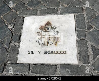 Vatikanstadt, VA, Vatikan - 16. August 2020: Marmortafel, die den Ort der versuchten Ermordung von Papst Johannes Paul II. Und das Datum in Roma anzeigt Stockfoto