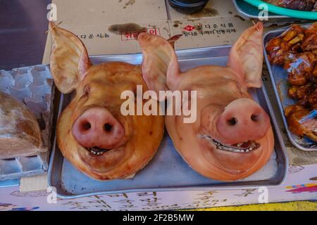 Nahaufnahme von zwei Schweineköpfen auf dem Lebensmittelmarkt in Seouls Gangnam-Nachbarschaft. Stockfoto