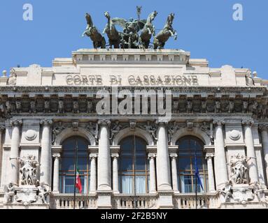 Rom, RM, Italien - 16. August 2020: justizpalast und der Text, der Oberster Kassationsgerichtshof in italienischer Sprache bedeutet Stockfoto