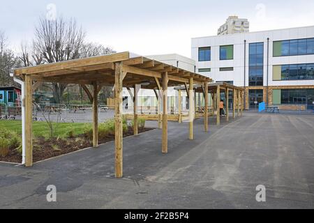 Neu aufgebaute Grundschule in Stockwell, Süd-London, Großbritannien. Außenansicht mit Blick auf Spielplatz und Erholungsräume. Stockfoto