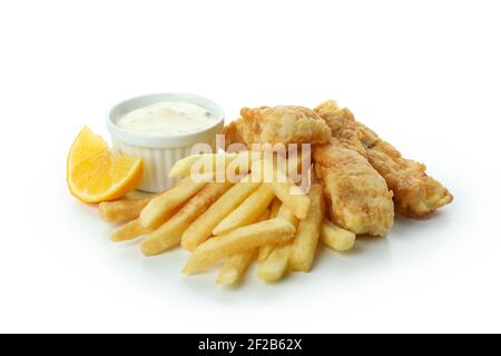 Gebratener Fisch und Chips, Sauce und Zitrone isoliert auf weißem Hintergrund Stockfoto