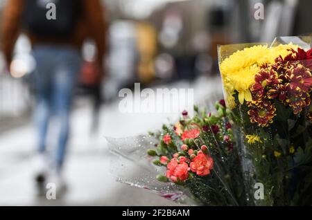 Berlin, Deutschland. März 2021, 11th. Blumensträuße stehen im Regen vor einem Kiosk in Berlin. Quelle: Kira Hofmann/dpa-Zentralbild/dpa/Alamy Live News Stockfoto