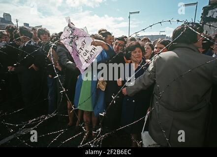 BELFAST, VEREINIGTES KÖNIGREICH - OKTOBER 1981. Demonstration der Hungerstreikenden in West-Belfast während der Unruhen, Nordirland, 70er Jahre Stockfoto