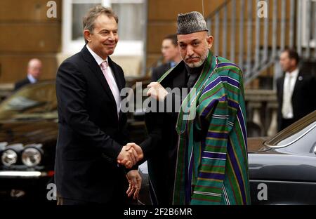 Der britische Premierminister Tony Blair, links, und der afghanische Präsident Hamid Karzai kommen zusammen zur zweitägigen Afghanistan-Konferenz im Lancaster House in London.Bild David Sandison 31/1/2006 Stockfoto
