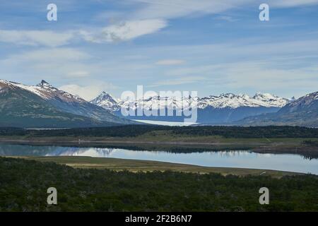 Perito Moreno Gletscher mit dramatischen Wolken über der Landschaft des lago roca am Gletscher Nationalpark in Patagonien, Argentinien in Südamerika mit Schnee Stockfoto