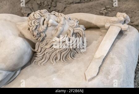 Dead Warrior - kleines Pergamenvotelopfer. Römische Marmorstatue, Kopie der griechischen Originalstatue in MANN (Museo archeologico Nazionale di Napoli) Stockfoto