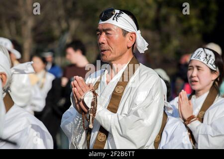 Shugenja Buddhistischer Pilger, der am Hiwatari Matsuri - Fire Walking Festival, Mount Takao, Hachioji, Japan, teilnimmt Stockfoto