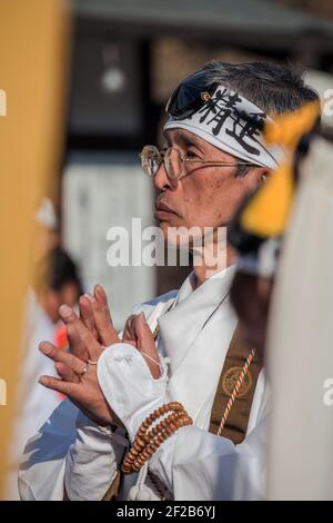 Shugenja Buddhistischer Pilger, der am Hiwatari Matsuri - Fire Walking Festival, Mount Takao, Hachioji, Japan, teilnimmt Stockfoto