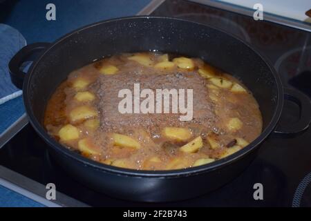 Hackfleisch und Kartoffeln in einer Pfanne braten Stockfoto