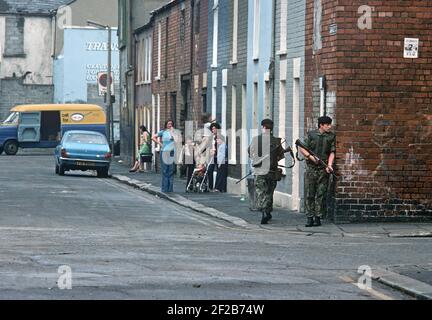 BELFAST, VEREINIGTES KÖNIGREICH - MAI 1973. Britische Soldaten patrouillieren während der Unruhen auf den Straßen des nationalistischen West-Belfasts, Nordirland in den 1970er Jahren Stockfoto