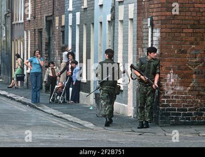 BELFAST, VEREINIGTES KÖNIGREICH - MAI 1973. Britische Soldaten patrouillieren während der Unruhen auf den Straßen des nationalistischen West-Belfasts, Nordirland in den 1970er Jahren Stockfoto