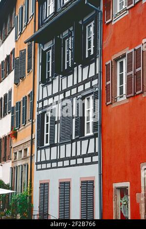 Straßburg, Frankreich. Farbenfrohe Häuser am Wasser in der malerischen Gegend Petite France. Stockfoto