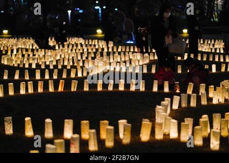 Tokio. März 2021, 11th. Die Menschen sehen Papierlaternen mit Lobreden zum Gedenken an die Opfer des Großen Ostjapanerbebens und Tsunamis in Tokio, Japan am 11. März 2021. Quelle: Christopher Jue/Xinhua/Alamy Live News Stockfoto