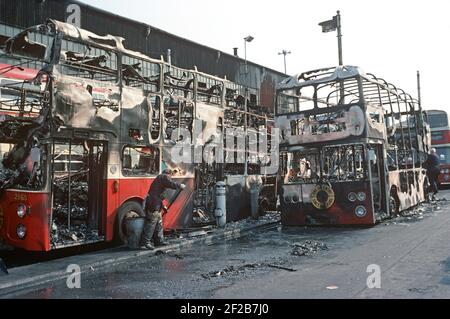 BELFAST, VEREINIGTES KÖNIGREICH - 1976. AUGUST. Benzin bombardiert Belfast City Bus in Depot während der Unruhen, Nordirland, 1970er Jahre Stockfoto