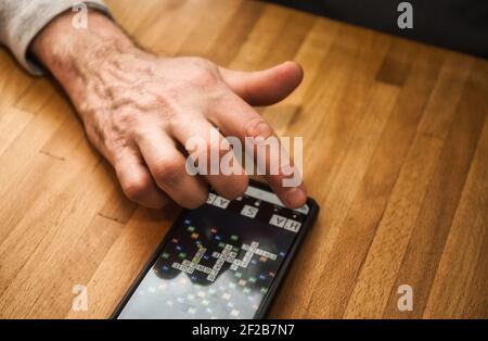 Spielen Wordfeud ein Scrabble wie Wortspiel für Smartphones. Konzept der drahtlosen Technologie, 21st-Jahrhundert-Unterhaltung Stockfoto