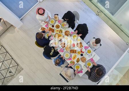 Draufsicht auf muslimische Familie, die während des Ramadan iftar dua zum Fastenbrechen macht. Stockfoto