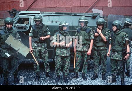 BELFAST, VEREINIGTES KÖNIGREICH - JUNI 1976. Die Schnaps-Truppe der British Army wurde bei Krawallen eingesetzt, um Verdächtige für Verhöre während der Unruhen zu ergreifen, Nordirland, 1970er Jahre Stockfoto