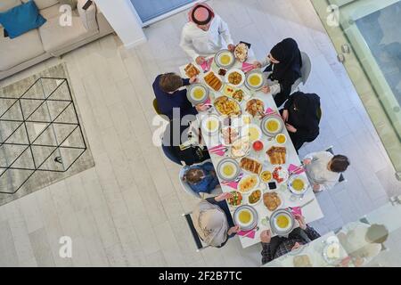 Draufsicht auf muslimische Familie, die während des Ramadan iftar dua zum Fastenbrechen macht. Stockfoto