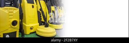 Gelb Schwarz Elektrischer Hochdruckreiniger isoliert auf Weiß. BANNER Stockfoto