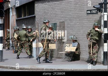 BELFAST, VEREINIGTES KÖNIGREICH - MAI 1972. Truppen der britischen Armee mit Anti Riot Gear im Stadtzentrum von Belfast während der Unruhen, Nordirland, 1970er Jahre Stockfoto