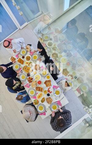 Draufsicht auf muslimische Familie, die während des Ramadan iftar dua zum Fastenbrechen macht. Stockfoto