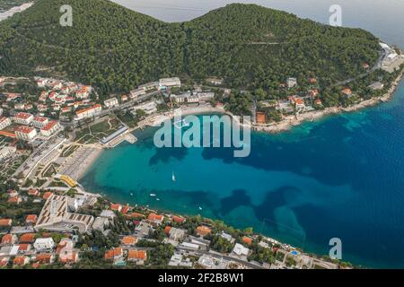 Luftdrohne Aufnahme von Sonnenuntergang Strand in Dubrovnik durch Dalmatien Küste in Kroatien Sommer Stockfoto