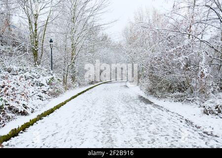 Eine wunderschöne verschneite Straße im Winter mit viel Schnee Stockfoto