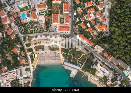 Luftaufnahme der Drohne von Sonnenuntergang Strand in Dubrovnik durch Dalmatien Küste in Kroatien Sommer Stockfoto