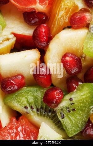 Stücke von raznfh Obst Nahaufnahme im Vollbildmodus, Obstsalat. Scheiben von frischen und gesunden Früchten für eine gesunde Ernährung. Stockfoto