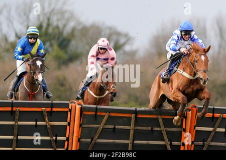 Sicherlich Red von Jockey Marc Goldstein (rechts) geritten klar die letzte, die MansionBet Faller Versicherung Handicap Hürde auf Wincanton Rennbahn zu gewinnen. Bilddatum: Donnerstag, 11. März 2021. Stockfoto