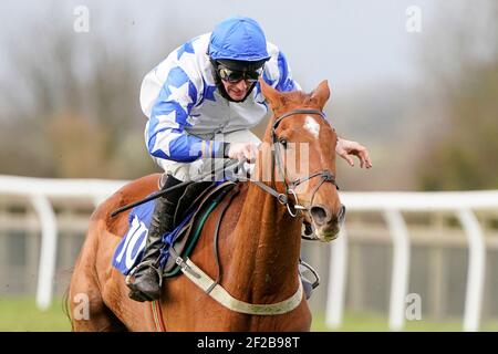 Sicherlich Red von Jockey Marc Goldstein geritten klar die letzte, die MansionBet Faller Versicherung Handicap Hürde auf Wincanton Rennbahn zu gewinnen. Bilddatum: Donnerstag, 11. März 2021. Stockfoto