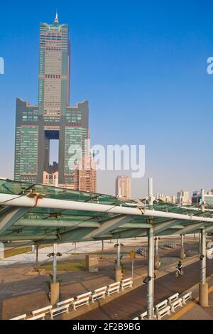 Taiwan, Kaohsiung, Fahrradweg am Singuang Ferry Wharf mit Kaoshiung 85 Sky Tower - Tunex Sky Tower im Hintergrund Stockfoto