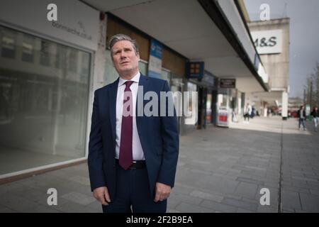 Der Gewerkschaftsführer Sir Keir Starmer geht im Stadtzentrum von Crawley, West Sussex, nach dem virtuellen Start der Kampagne der Partei für die lokalen und bürgermeisterlichen Wahlen im Mai spazieren. Bilddatum: Donnerstag, 11. März 2021. Stockfoto