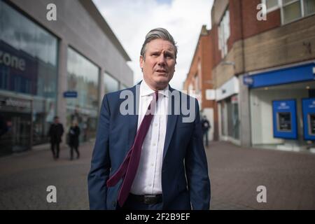 Der Gewerkschaftsführer Sir Keir Starmer geht im Stadtzentrum von Crawley, West Sussex, nach dem virtuellen Start der Kampagne der Partei für die lokalen und bürgermeisterlichen Wahlen im Mai spazieren. Bilddatum: Donnerstag, 11. März 2021. Stockfoto