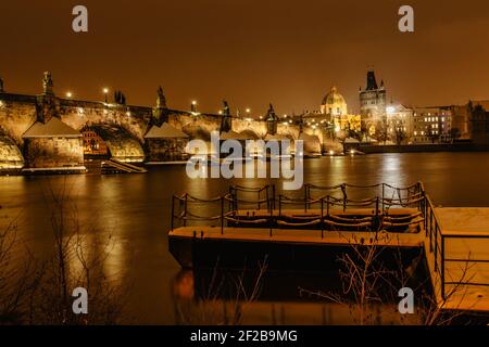 Beleuchtete Karlsbrücke, Karluv Most, spiegelt sich in der Moldau. Abendpanorama von Prag, Tschechische Republik. Lange Belichtung Stadtlichter.erstaunlich Stockfoto