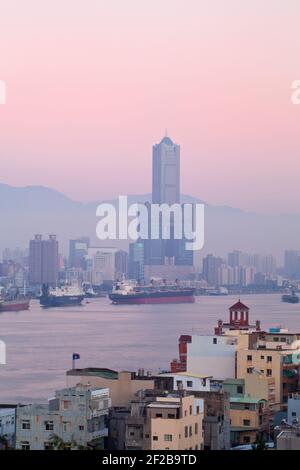 Taiwan Kaohsiung, Blick auf Cijin und Hafen mit Blick auf die Stadt und Kaoshiung 85 Sky Tower - Tunex Sky Tower Stockfoto