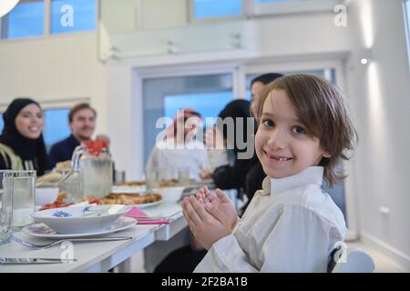 Muslimische Familie macht iftar dua Fasten während Ramadan zu brechen. Stockfoto
