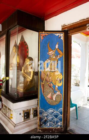 Wandbild riesiger Wächter auf Holztür des Wat Paramaiyikawat Worawihan Tempel auf Koh Kret Insel für thailänder Reise Besuch Respekt beim Beten bei Pak kret Stockfoto