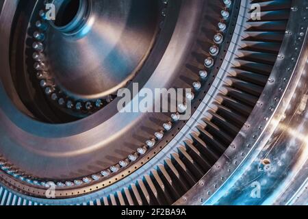 Turbinengeneratorrotor mit Rotorblättern und Scheiben, Innenansicht. Elemente, Details und Mechanismen von Windenergieanlagen. Energie und Maschinenbau Stockfoto