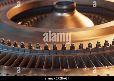 Turbinengeneratorrotor mit Rotorblättern und Scheiben, Innenansicht. Elemente, Details und Mechanismen von Windenergieanlagen. Energie und Maschinenbau Stockfoto