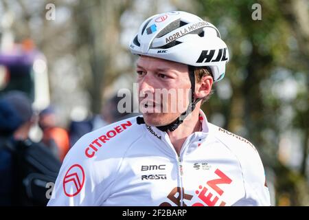 Chiroubles (Frankreich), 10. März 2021. Oliver Naesen in der Mixed Zone in Chiroubles für das Ziel der Etappe 4th von Paris-Nizza. Stockfoto