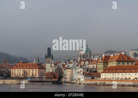 Postkartenansicht der Kleinseite im Nebel von der Karlsbrücke, Tschechisch republik.berühmte touristische Destination.Prag Panorama.Foggy Morgen in der Stadt.Exzellent Stockfoto