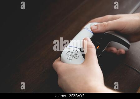 SELBY, GROSSBRITANNIEN, 11. MÄRZ 2021. Nahaufnahme eines männlichen Hands, das ein PlayStation PS5-Controller-Handset mit Kopierplatz verwendet und spielt Stockfoto