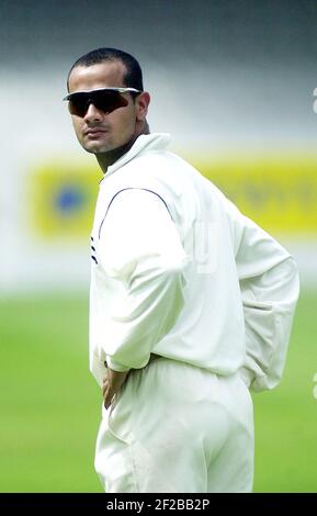 Owais Shah wartet heute auf Call for England im Feld gegen Sussex für Middlesex bei Lords. Middx V Sussex 2.7.01 Bild von Gavin Rodgers/Pixel 0795 Stockfoto