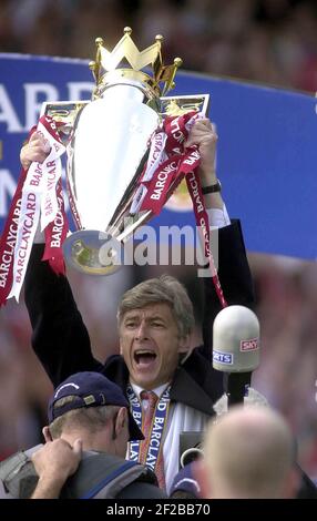 Arsenal V Everton 11/5/02 Arsene Wenger nmit Pokalbild von Gavin Rodgers 07957 177089 Stockfoto