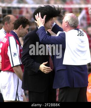 Arsenal V Everton 11/5/02 Bob Wilson setzt Elvis Perücke an Arsene Wenger Bild von Gavin Rodgers 07957 177089 Stockfoto