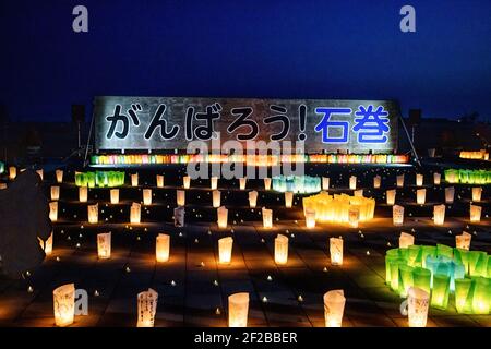 Ishinomaki, Japan. März 2021, 11th. Laternen erleuchteten als Symbol des Lichts in der Dunkelheit zur Erinnerung an die vor 10 Jahren vor der 'Ganbare Ishinomaki' Tafel Getöteten. Japan ist seit 10 Jahren ein massives Erdbeben, Tsunami und Atomkrise, die den Nordosten Japans hart getroffen haben. Kredit: SOPA Images Limited/Alamy Live Nachrichten Stockfoto