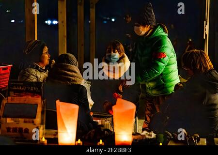 Ishinomaki, Japan. März 2021, 11th. Die Menschen teilen ihre Schmerzen während des Gedenkens an die vor 10 Jahren Getöteten vor der Tafel "Ganbare Ishinomaki". Japan ist seit 10 Jahren ein massives Erdbeben, Tsunami und Atomkrise, die den Nordosten Japans hart getroffen haben. Kredit: SOPA Images Limited/Alamy Live Nachrichten Stockfoto